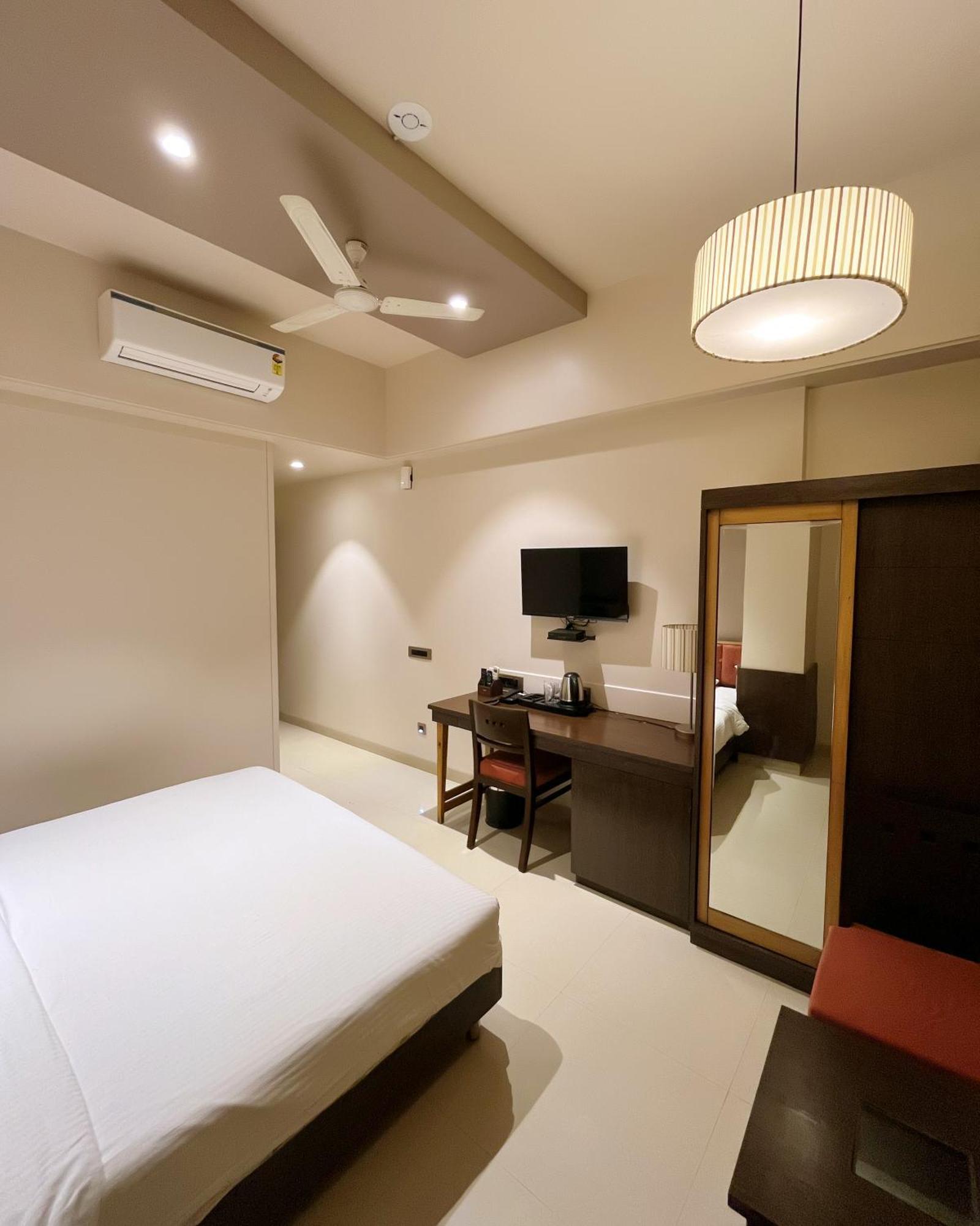 Hotel Sadanand Regency Pimpri-Chinchwad Екстериор снимка